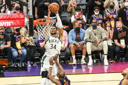 Bucks vencem Suns fora, viram a série e ficam perto do título da NBA