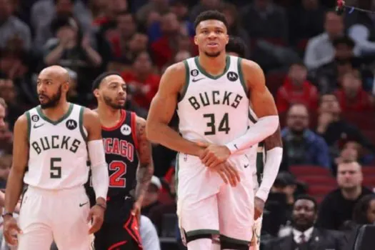 Antetokounmpo se machuca, mas Milwaukee Bucks vence a 12ª seguida na NBA