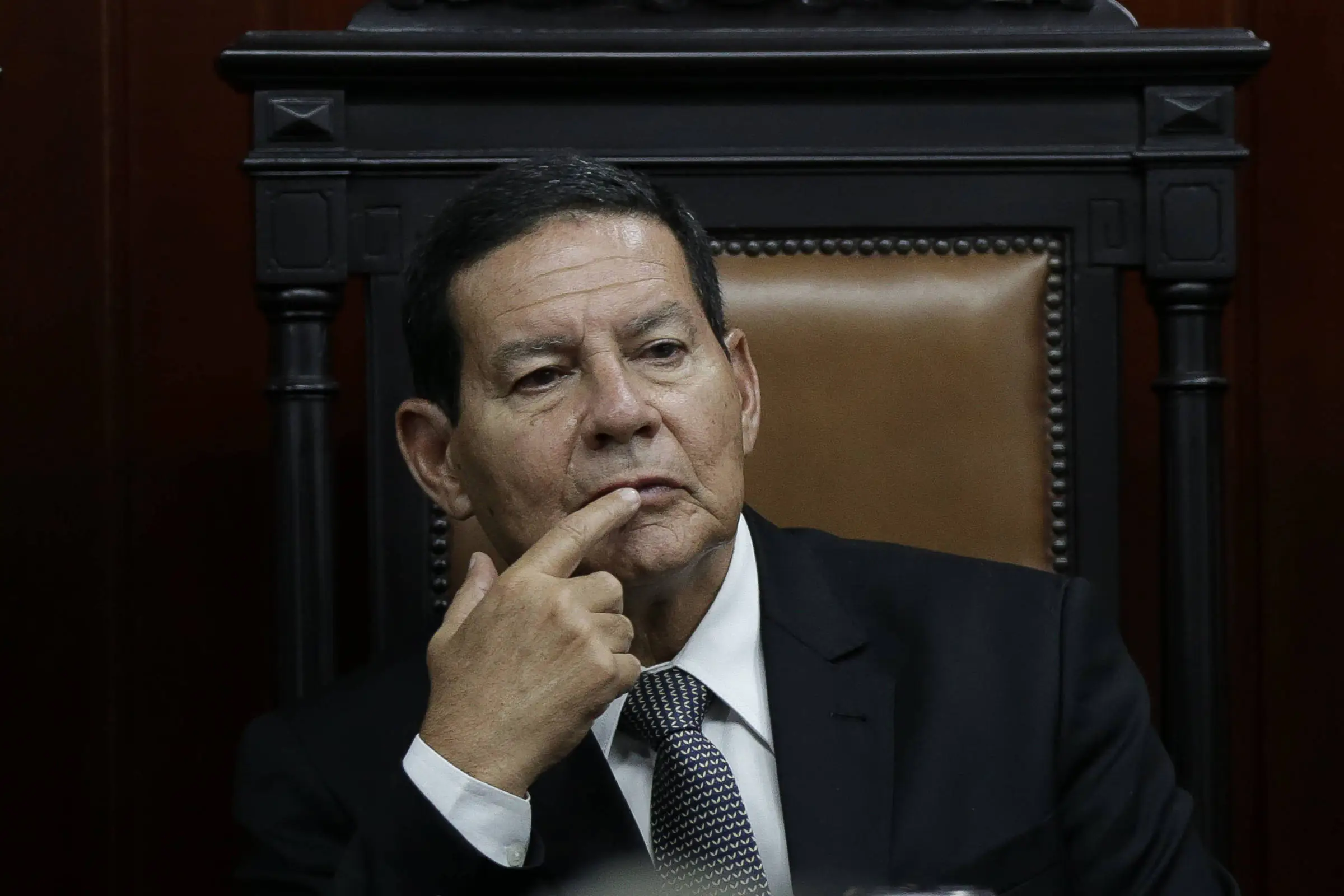 Parlamentares tentam tirar apoio à PEC ‘anti-Mourão’