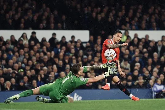 Antony faz, CR7 chega ao gol 700º, United vence Everton e se reabilita no Inglês