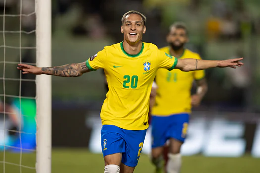 Antony treina normalmente e deve ser titular da seleção brasileira contra o Chile