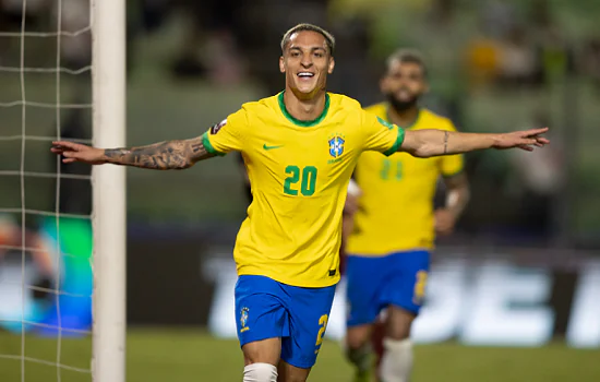 Antony treina normalmente e deve ser titular da seleção brasileira contra o Chile