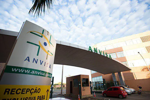 Anvisa muda regras para uso emergencial de vacinas contra a covid-19_x000D_