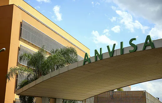 Anvisa concede certificado de boas práticas a 4 empresas que desenvolvem vacina