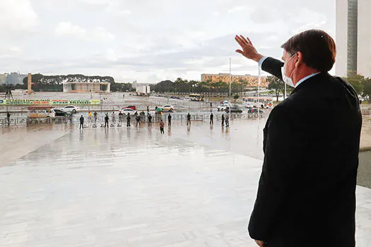 Gestão da crise da covid-19 ‘balança’ bolsonarismo fiel, segundo pesquisa