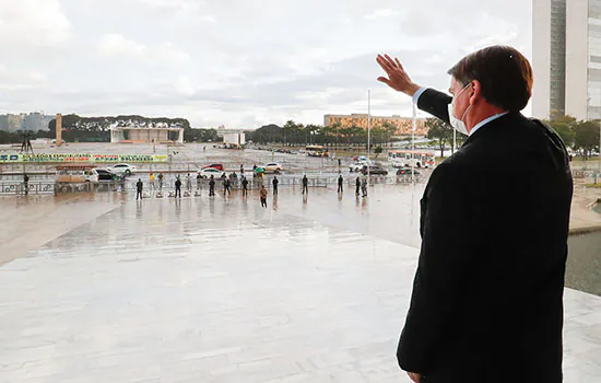 Gestão da crise da covid-19 ‘balança’ bolsonarismo fiel