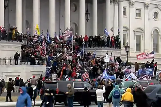 Apoiadores de Trump rompem barreiras de segurança no entorno do Capitólio_x000D_