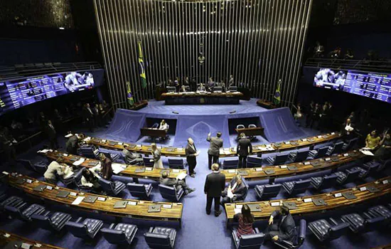 Bolsonaro e outros 141 ex-deputados já podem se aposentar com até R$ 33