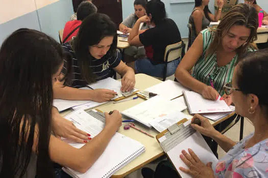 Ribeirão Pires entrega apostilas do Curso de Braile