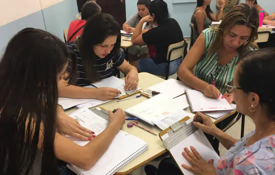 Ribeirão Pires entrega apostilas do Curso de Braile