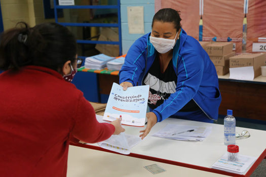 Diadema entrega apostila para alunos da rede