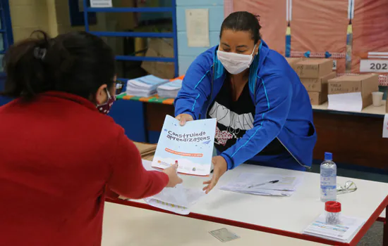 Diadema entrega apostila para alunos da rede