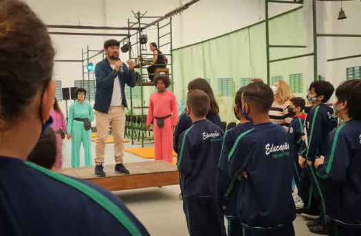 Alunos de Ribeirão Pires assistem a espetáculo teatral infantil no Parque Oriental