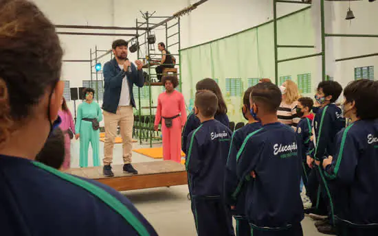 Alunos de Ribeirão Pires assistem a espetáculo teatral infantil no Parque Oriental