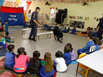 Teatro de Fantoches da GCM aproximam as criancas