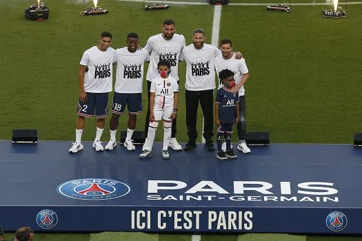 Messi é apresentado à torcida do PSG no Parque dos Príncipes