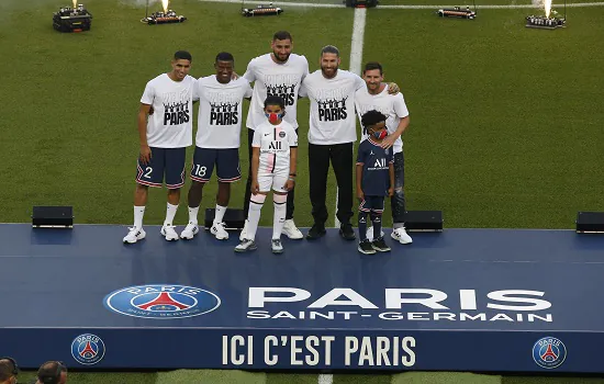 Messi é apresentado à torcida do PSG no Parque dos Príncipes