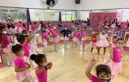 Apresentação de balé do Instituto Shirlei Benevides na Estação Luz da Linha 4-Amarela