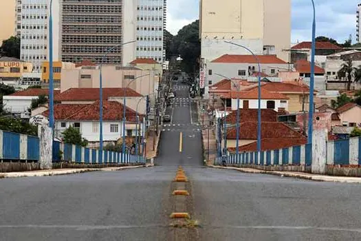 Araraquara tem ruas desertas e blitze da prefeitura no primeiro dia de lockdown