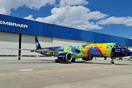 AkzoNobel/Tintas Coral, Azul e Embraer criam o avião mais colorido da América do Sul