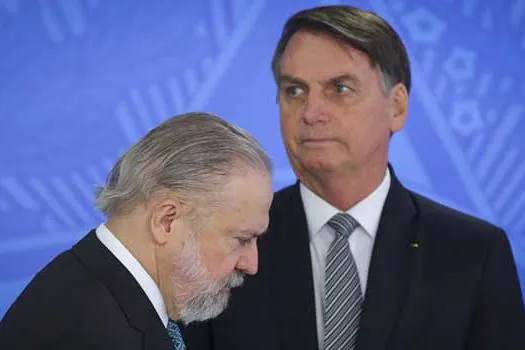 PGR apura ‘movimentações atípicas’ no gabinete, mas vê imunidade de Bolsonaro