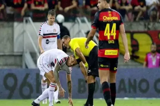 Árbitro sente lesão e é carregado por equipe médica dos times na Copa do Nordeste