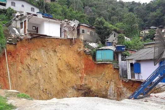 Famílias são retiradas de área de risco em Carapicuíba, em São Paulo