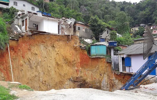 Famílias são retiradas de área de risco em Carapicuíba