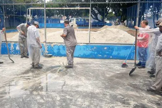 São Caetano repõe 80 metros cúbicos de areia fina em quadras de parques e praças da cidade