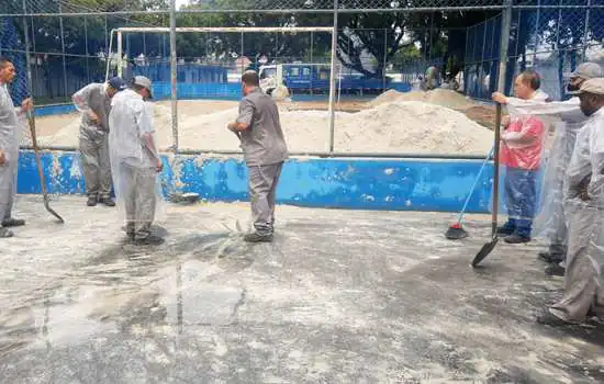 São Caetano repõe 80 metros cúbicos de areia fina em quadras de parques e praças da cidade