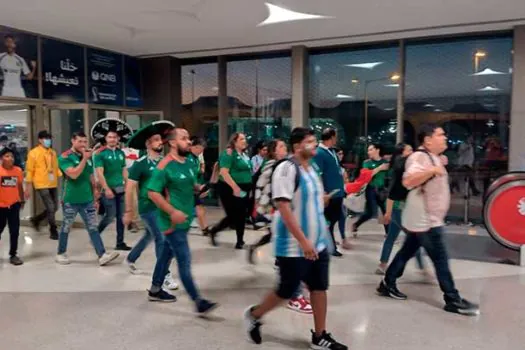 Líderes em animação na cidade, argentinos e mexicanos se enfrentam em Doha