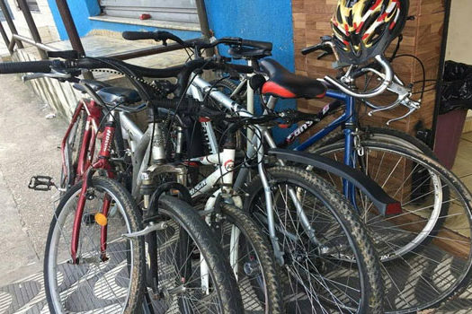 ONG retira bicicletas abandonadas para usar em projetos sociais