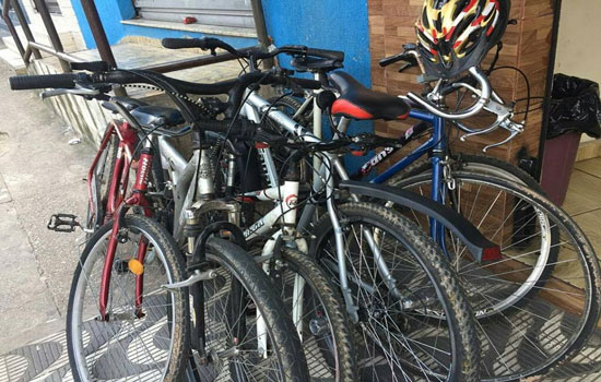 ONG retira bicicletas abandonadas para usar em projetos sociais