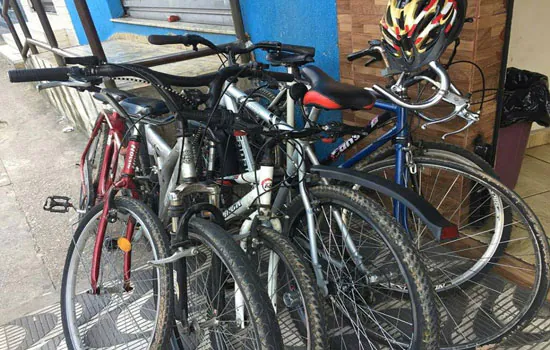 ONG retira bicicletas abandonadas para usar em projetos sociais