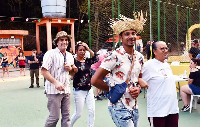 Arraiá atrai centenas de pessoas ao Parque do Pedroso