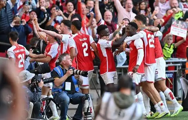 Arsenal empata nos acréscimos e vence Supercopa nos pênaltis contra Manchester City