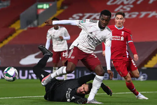 Após derrota na Premier League, Arsenal elimina Liverpool na Copa da Liga Inglesa