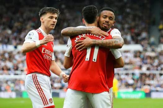 Arsenal derrota Newcastle e fica a um ponto do líder Manchester City no Inglês