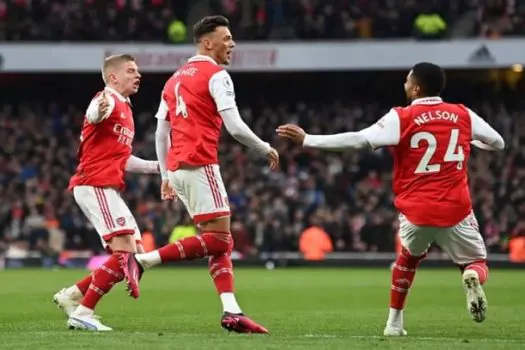 Arsenal leva gol relâmpago, mas consegue virada e mantém folga na ponta do Inglês