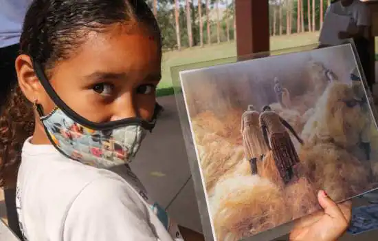 Escola em Mauá recebe projeto cultural de fotografia para crianças e adolescentes