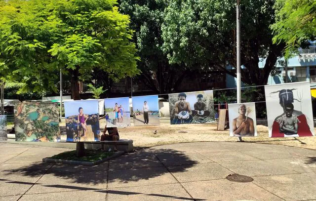 Fotógrafas mostram obras sobre afeto em praças de três cidades do Rio