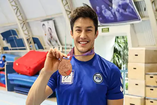 Arthur Nory celebra volta por cima e dedica à mãe o bronze no Mundial