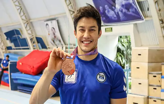 Arthur Nory celebra volta por cima e dedica à mãe o bronze no Mundial