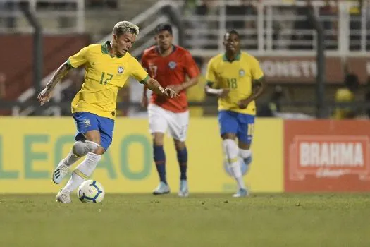 Tite chama atacante Artur, do Bragantino, para completar seleção brasileira