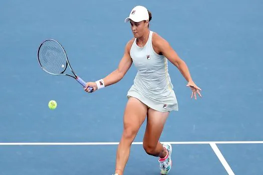 Últimas campeãs de Roland Garros, Barty e Swiatek vencem e se encaram em Madri