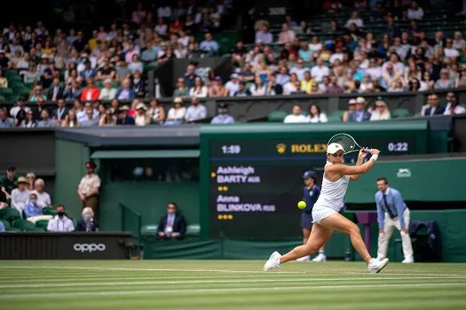 Número 1, Barty passa às oitavas em Wimbledon e encara campeã de Roland Garros