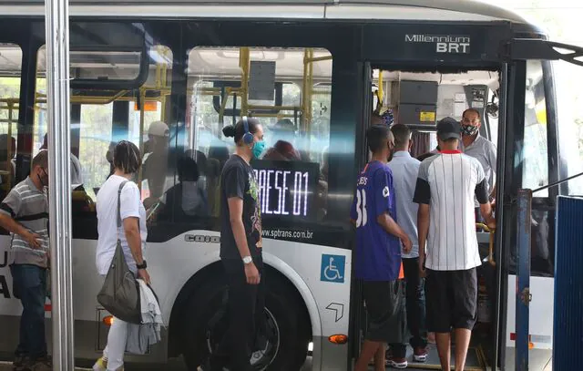 Passageiros viram alvo de furtos de celulares dentro de ônibus na região da cracolândia