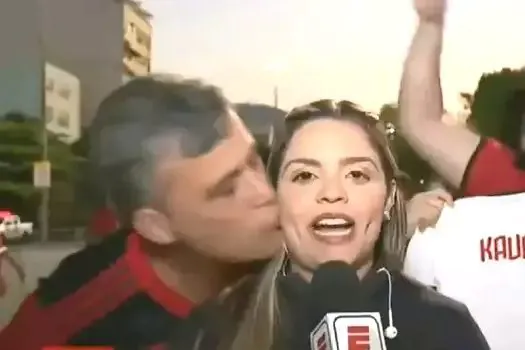 Justiça manda libertar flamenguista que beijou repórter em jogo da Libertadores