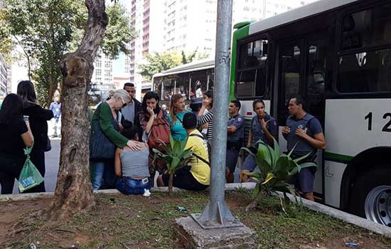 Passageiras consolam mulher vítima de assédio em ônibus na Avenida Paulista