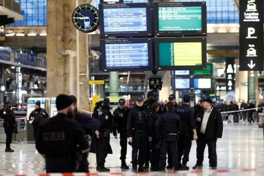 Policial e passageiros ficam feridos durante ataque a faca em Paris